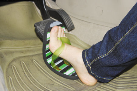 穿拖鞋開車 穿拖鞋開車