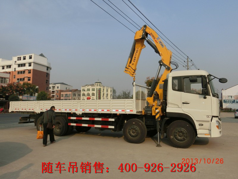 正在進行裝卸作業的后置折疊臂式隨車吊 正在進行裝卸作業的后置折疊臂式隨車吊