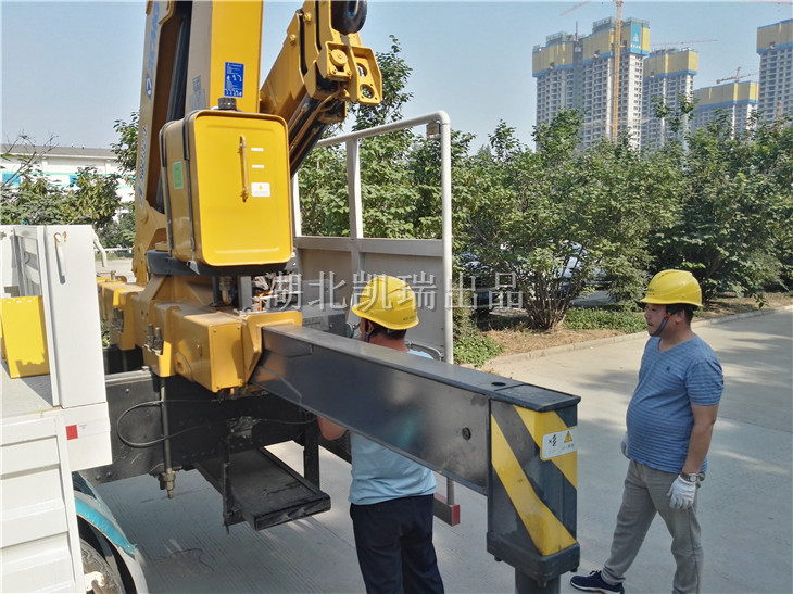 許昌市質量監(jiān)督檢驗測試中心工作人員操作檢衡車 許昌市質量監(jiān)督檢驗測試中心工作人員操作檢衡車