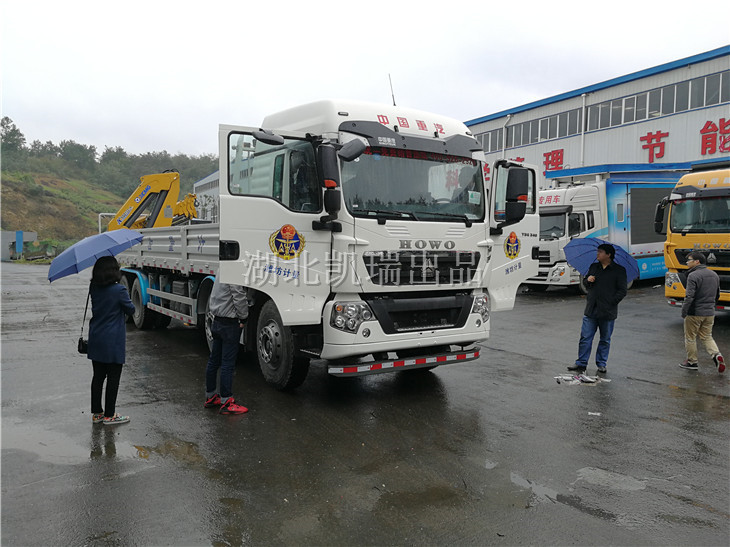 濰坊市計(jì)量所領(lǐng)導(dǎo)工廠查驗(yàn)檢衡車駕駛室 濰坊市計(jì)量所領(lǐng)導(dǎo)工廠查驗(yàn)檢衡車駕駛室