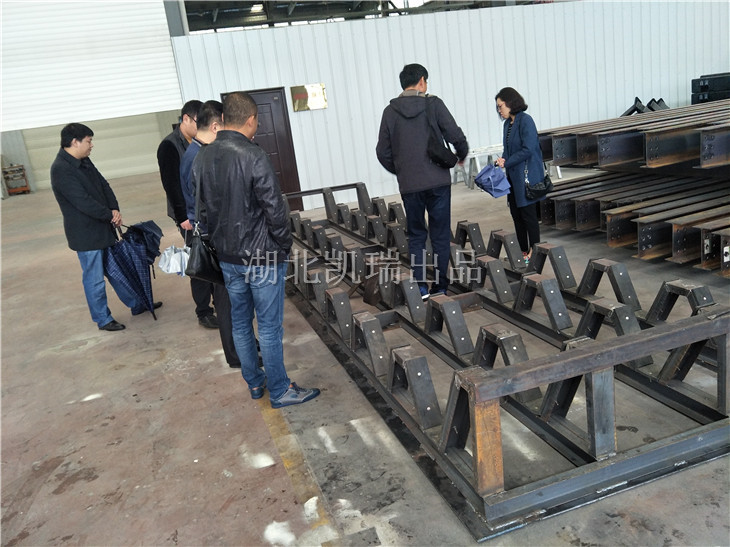 濰坊市計(jì)量所領(lǐng)導(dǎo)一行驗(yàn)收砝碼架 濰坊市計(jì)量所領(lǐng)導(dǎo)一行驗(yàn)收砝碼架