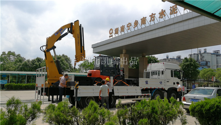 裝卸叉車準備檢測汽車衡 裝卸叉車準備檢測汽車衡