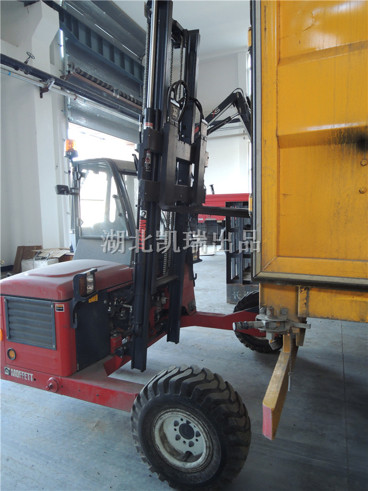 三輪叉車上下車輛的狀態 三輪叉車上下車輛的狀態