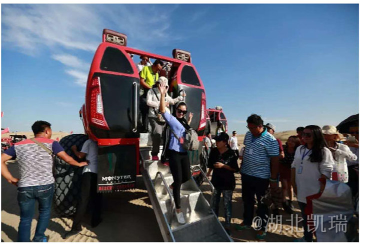 乘客乘坐沙漠車體驗(yàn)后贊不絕口 乘客乘坐沙漠車體驗(yàn)后贊不絕口